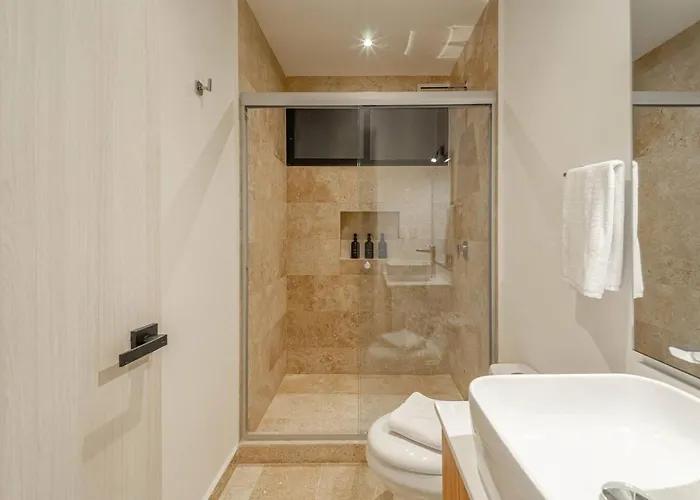 Casa de férias 2 Bd With Private Balcony, Pool View, Gym